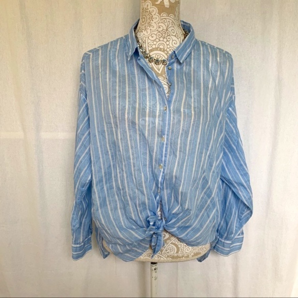 H&M // Blue, White Herringbone Striped Button Down z26